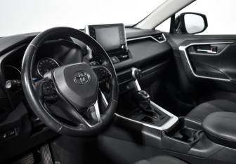 Подержанный автомобиль Toyota RAV4 2019 года (9 фото)