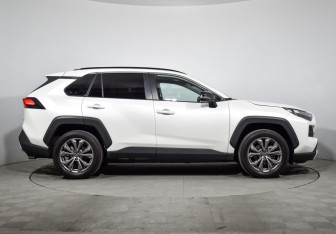 Подержанный автомобиль Toyota RAV4 2024 года (4 фото)