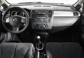 Подержанный автомобиль Nissan Tiida Hatchback 2013 года (13 фото)