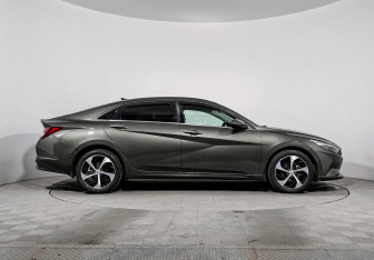 Подержанный автомобиль Hyundai Elantra Sedan 2021 года (4 фото)