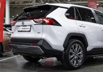 Подержанный автомобиль Toyota RAV4 2022 года (8 фото)