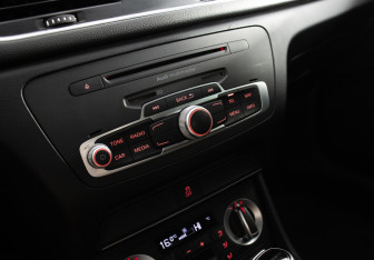 Подержанный автомобиль Audi Q3 2012 года (16 фото)