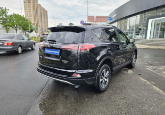 Подержанный автомобиль Toyota RAV4 2016 года (4 фото)