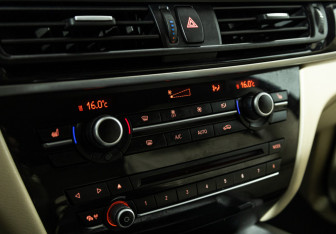 Подержанный автомобиль BMW X5 2015 года (17 фото)
