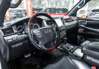 Подержанный автомобиль Lexus LX 2013 года (17 фото)