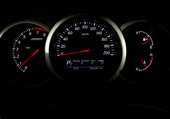 Подержанный автомобиль Suzuki Grand Vitara 2013 года (18 фото)