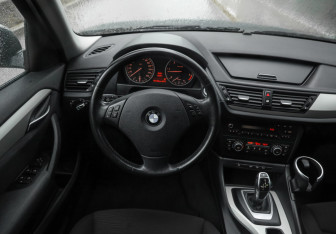 Подержанный автомобиль BMW X1 2013 года (15 фото)
