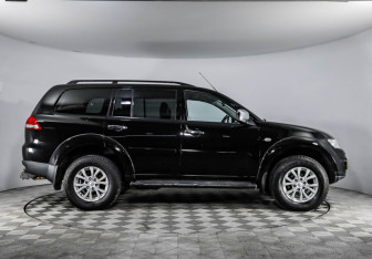 Подержанный автомобиль Mitsubishi Pajero Sport 2015 года (4 фото)