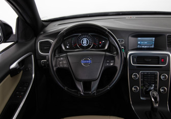 Подержанный автомобиль Volvo S60 2014 года (10 фото)