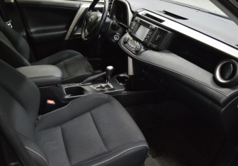 Подержанный автомобиль Toyota RAV4 2016 года (11 фото)