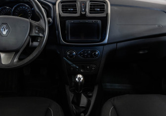 Подержанный автомобиль Renault Sandero 2015 года (13 фото)