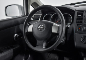 Подержанный автомобиль Nissan Tiida Hatchback 2012 года (14 фото)