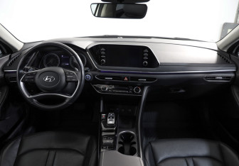 Подержанный автомобиль Hyundai Sonata 2023 года (9 фото)