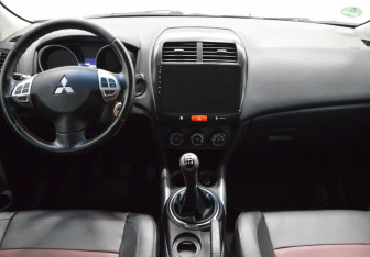 Подержанный автомобиль Mitsubishi ASX 2011 года (13 фото)