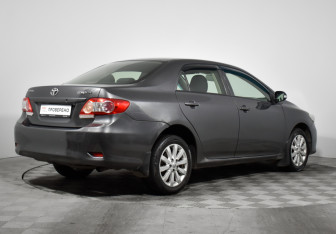 Подержанный автомобиль Toyota Corolla Sedan 2010 года (5 фото)