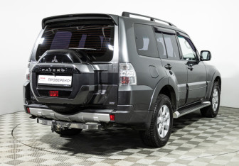 Подержанный автомобиль Mitsubishi Pajero 2015 года (5 фото)