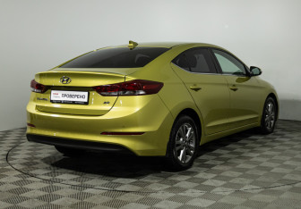 Подержанный автомобиль Hyundai Elantra Sedan 2017 года (5 фото)