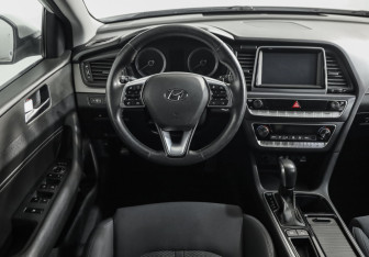 Подержанный автомобиль Hyundai Sonata 2018 года (11 фото)