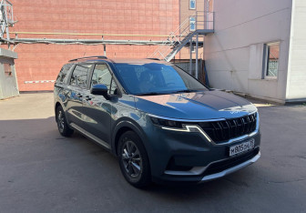 Подержанный автомобиль Kia Carnival 2022 года (3 фото)