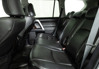 Подержанный автомобиль Toyota Land Cruiser Prado 2014 года (10 фото)