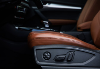 Подержанный автомобиль Audi Q5 2021 года (26 фото)