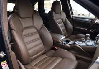 Подержанный автомобиль Porsche Cayenne 2010 года (26 фото)