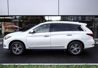 Подержанный автомобиль Infiniti QX60 2017 года (8 фото)