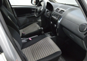 Подержанный автомобиль Suzuki SX4 Hatchback 2010 года (12 фото)