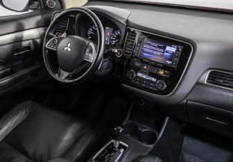 Подержанный автомобиль Mitsubishi Outlander 2014 года (9 фото)