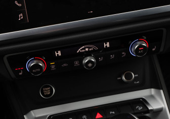 Подержанный автомобиль Audi Q3 2020 года (18 фото)