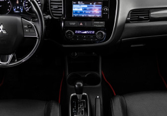 Подержанный автомобиль Mitsubishi Outlander 2016 года (12 фото)