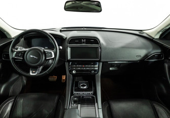 Подержанный автомобиль Jaguar F-Pace 2016 года (10 фото)