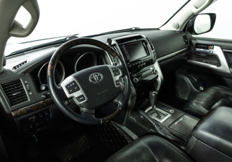 Подержанный автомобиль Toyota Land Cruiser Suv 2014 года (11 фото)