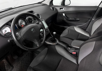 Подержанный автомобиль Peugeot 308 Hatchback 2010 года (9 фото)