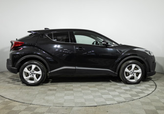 Подержанный автомобиль Toyota C-HR 2019 года (4 фото)