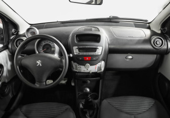 Подержанный автомобиль Peugeot 107 2012 года (10 фото)