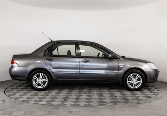 Подержанный автомобиль Mitsubishi Lancer Sedan 2005 года (4 фото)