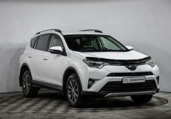 Подержанный автомобиль Toyota RAV4 2015 года (3 фото)