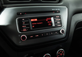 Подержанный автомобиль Kia Rio Hatchback 2015 года (15 фото)