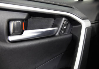 Подержанный автомобиль Toyota RAV4 2020 года (18 фото)