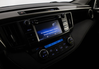 Подержанный автомобиль Toyota RAV4 2016 года (19 фото)