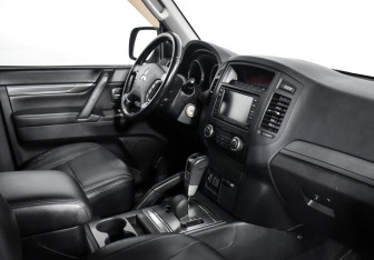 Подержанный автомобиль Mitsubishi Pajero 2011 года (15 фото)