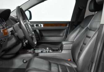 Подержанный автомобиль Volkswagen Touareg 2008 года (12 фото)