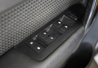 Подержанный автомобиль Chevrolet Captiva 2012 года (18 фото)