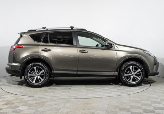 Подержанный автомобиль Toyota RAV4 2018 года (4 фото)