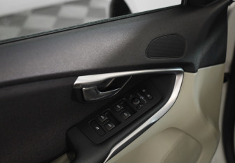 Подержанный автомобиль Volvo V40 Cross Country 2014 года (17 фото)