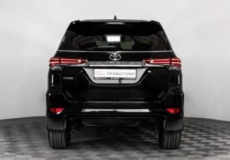 Подержанный автомобиль Toyota Fortuner 2017 года (7 фото)