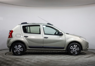 Подержанный автомобиль Renault Sandero 2013 года (4 фото)