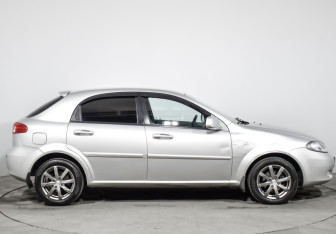 Подержанный автомобиль Chevrolet Lacetti Hatchback 2011 года (4 фото)