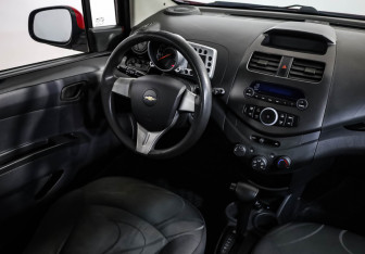 Подержанный автомобиль Chevrolet Spark 2012 года (8 фото)